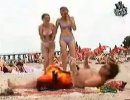 国外男子疯狂恶搞 比基尼美女竞相研究