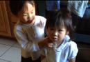 兄妹情深小视频：妹妹做错事不道歉，3岁哥哥急