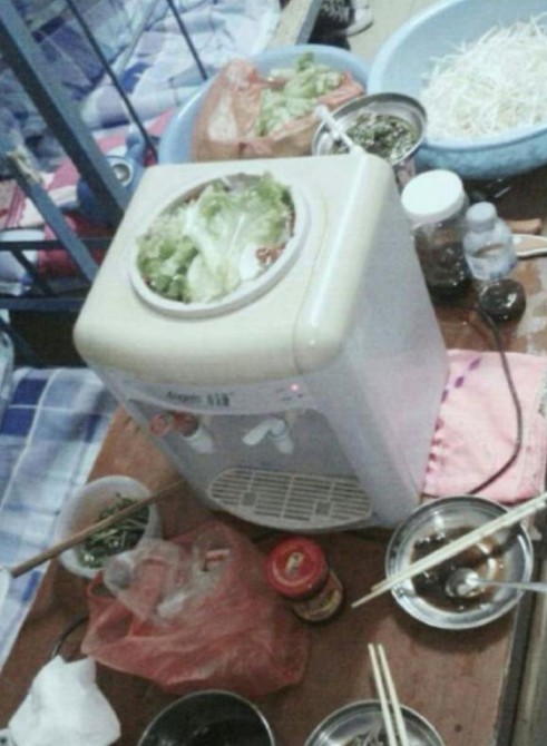 用饮水机涮火锅，现在的大学生碉堡了！