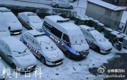 一人才路过小区停车场