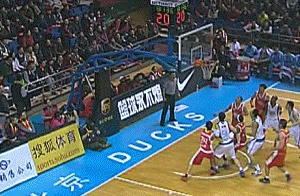 搞笑动态GIF——球赛场惊险气功大师
