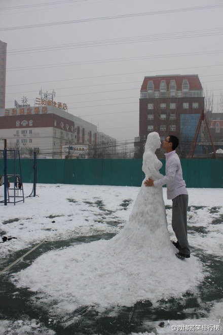2012的新娘雪人真是大开眼界，你的雪人弱爆了没