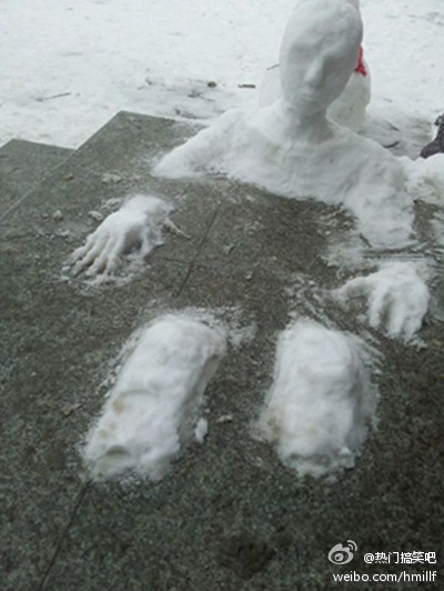 南开大学惊现泡温泉的人？！！这雪人堆得实在是太有艺术感了