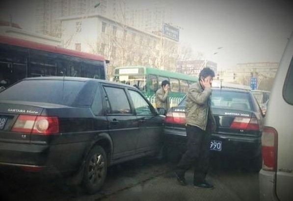 尼玛，这俩撞衫、撞发型、撞手机、撞姿势、撞车型、还尼玛撞车啊！