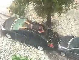 搞笑视频短片：为爱车挡冰雹