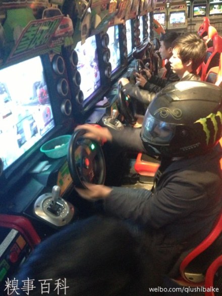 电玩城的赛车游戏大家都不陌生吧？上次看见这货.....入戏太深啊兄弟