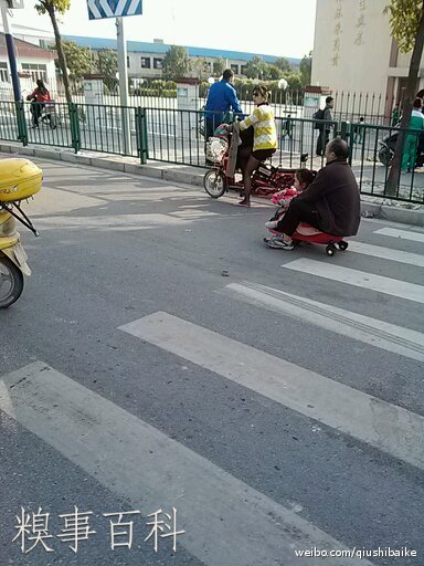 今天在路上看见的，爷爷开车送孙女上学