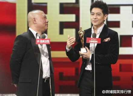 林志颖对郭德纲说“再不疯狂我们就老了”。 郭德纲对林志颖说“你再不老我们就疯狂了”