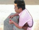 屌丝男：小妹，别动啊。。。