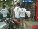 搞笑人物：大街上的个性情侣装