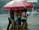 搞笑人物：避雨的牛人，这些人还在往前移动
