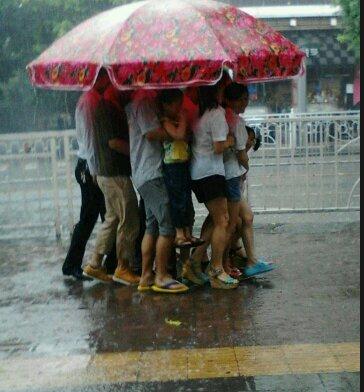这些人还在往前移动……