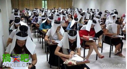 泰国农业大学的老师为防止学生考试时作弊，想出“防作弊帽”一招，把白色A4纸戴在头上遮住双颊，预防有人想四处张望、偷看其他同学。