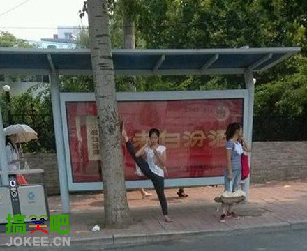 美女等公交车都这么霸气