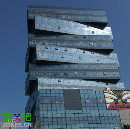 看到这栋楼，各位是不是想像我一样像转魔方一样给它转 整齐了??