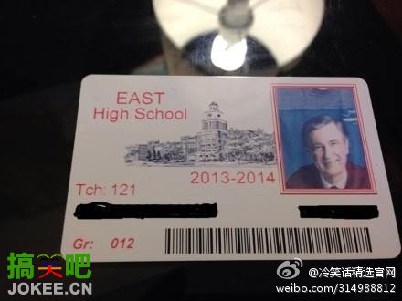 一个高中新生入学。拍下了这张学生卡。。我还在感叹是哪个老爷爷一把年级还决定回来读高中的时候。。。。猛然意识到。。。这TM死蠢的摄影师拍的是那个学生胸前的T恤衫阿！！