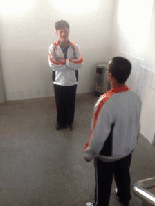 不是说好单挑么？