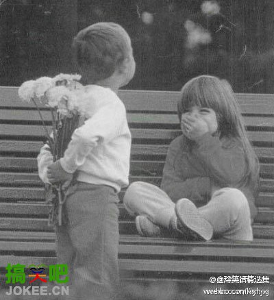 小男孩：你笑什么？我还没表白呢？ 小女孩：花都露出来了。。。  