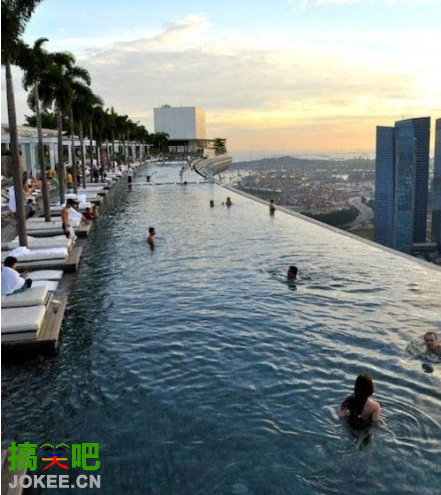 200米高空——新加坡滨海湾金沙酒店顶层的露天泳池，你敢游吗？