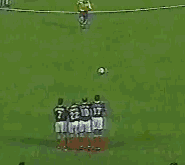 精彩回顾。1997年巴西对阵法国，卡洛斯的重炮任意球，轰出了这一道违反了物理4理论的弧线任意球。。。PS：这是传说中的弧线射门吗？
