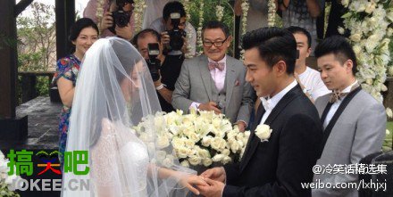 杨刘大婚照：当看见中间这个老头的时候，我还以为我在看TVB。。