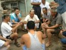 搞笑人物：一边打牌儿，一边练平衡